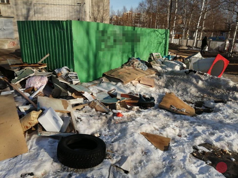 Гору мусора вывалили у детского сада в Северодвинске